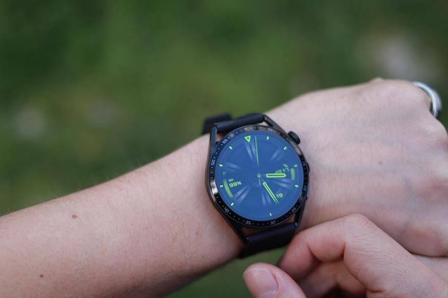 Вы можете увидеть дисплей Huawei Watch GT 3 на открытом воздухе.